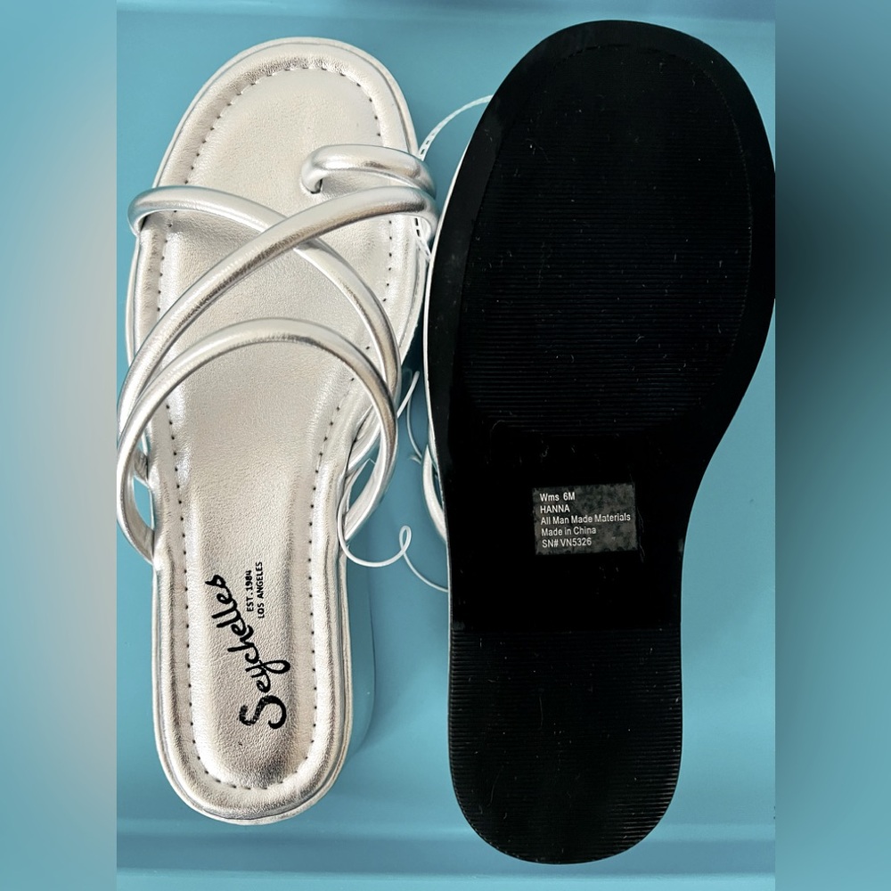 NWT Seychelles Rule The World Women's Memory Foam Platform Silver Sandals